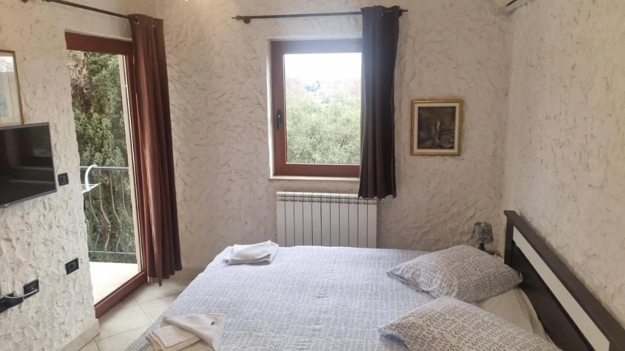 B&B Feral Ровинь 0*,